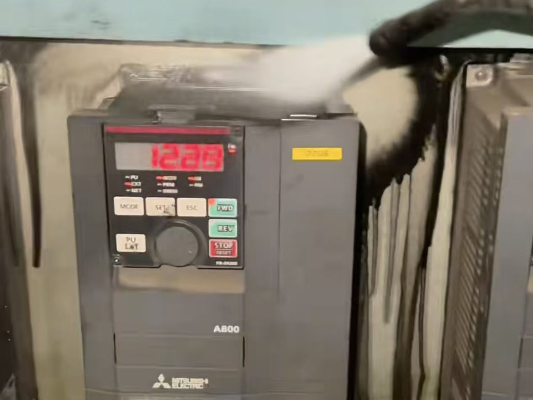 变频器带电清洗注意事项.jpg